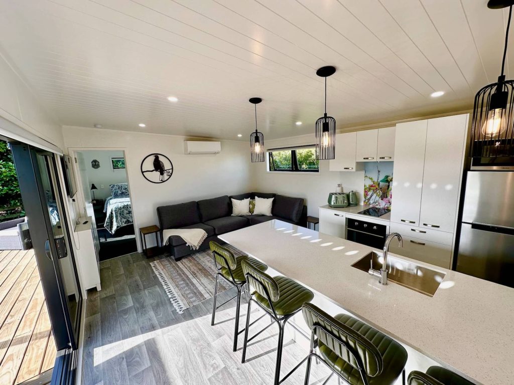 Kereru Cabin at Heaven's Rest B&B - Lounge and kitchen